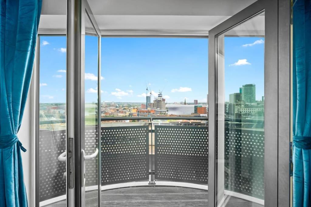 Top Floor City Centre Apartment - Sleeps 7 - 4 Beds - With Balcony And Parking - Smart Tv'S On Each Bedroom Wall - 5 Mins From Bullring, Selfridges, Moor Street Station - By Zena Stays Birmingham Zewnętrze zdjęcie